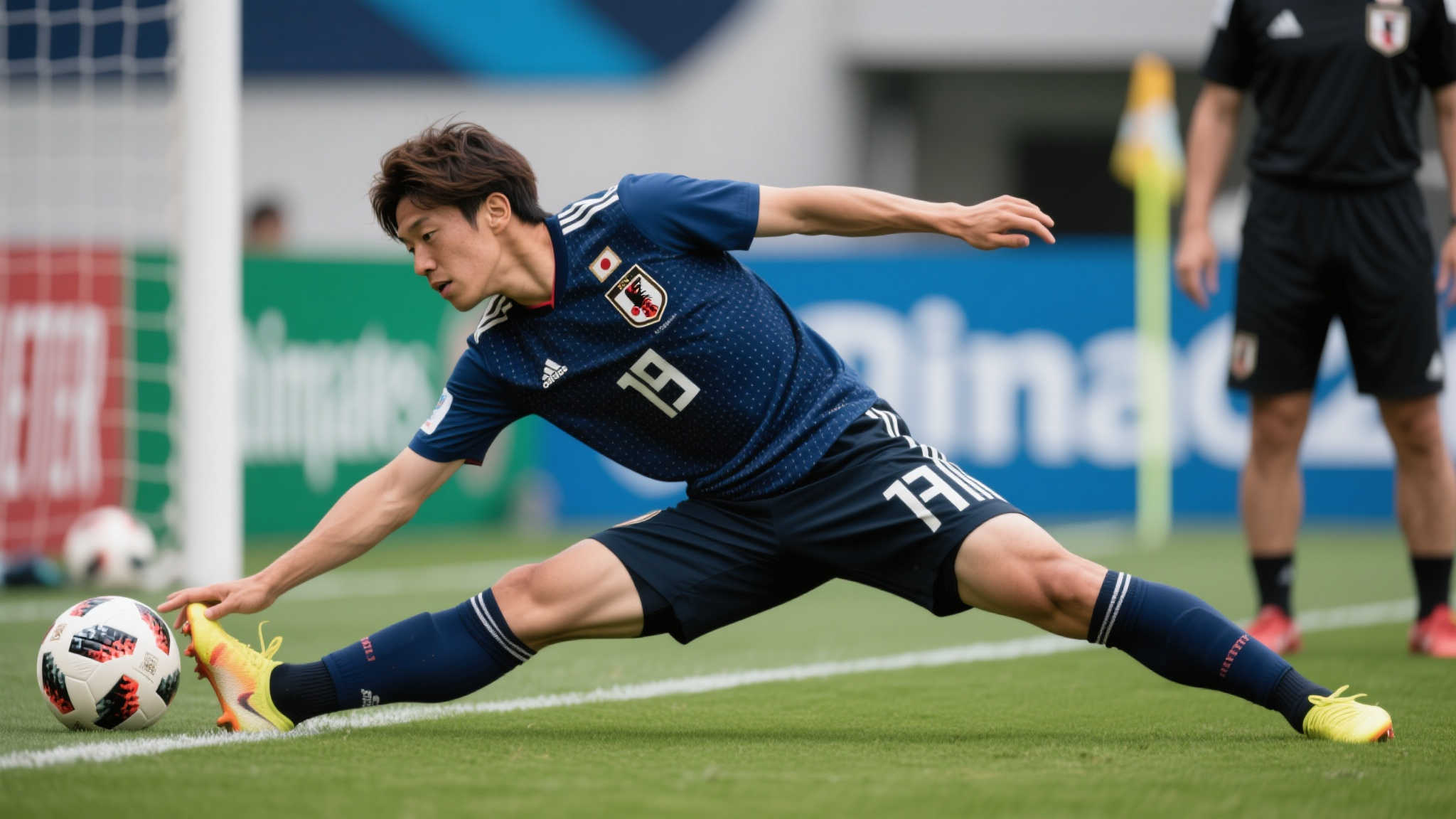 日本球星三笘薰凌空抽射惊艳破门，动作似跳绳般灵动，柔韧性令人叹服！